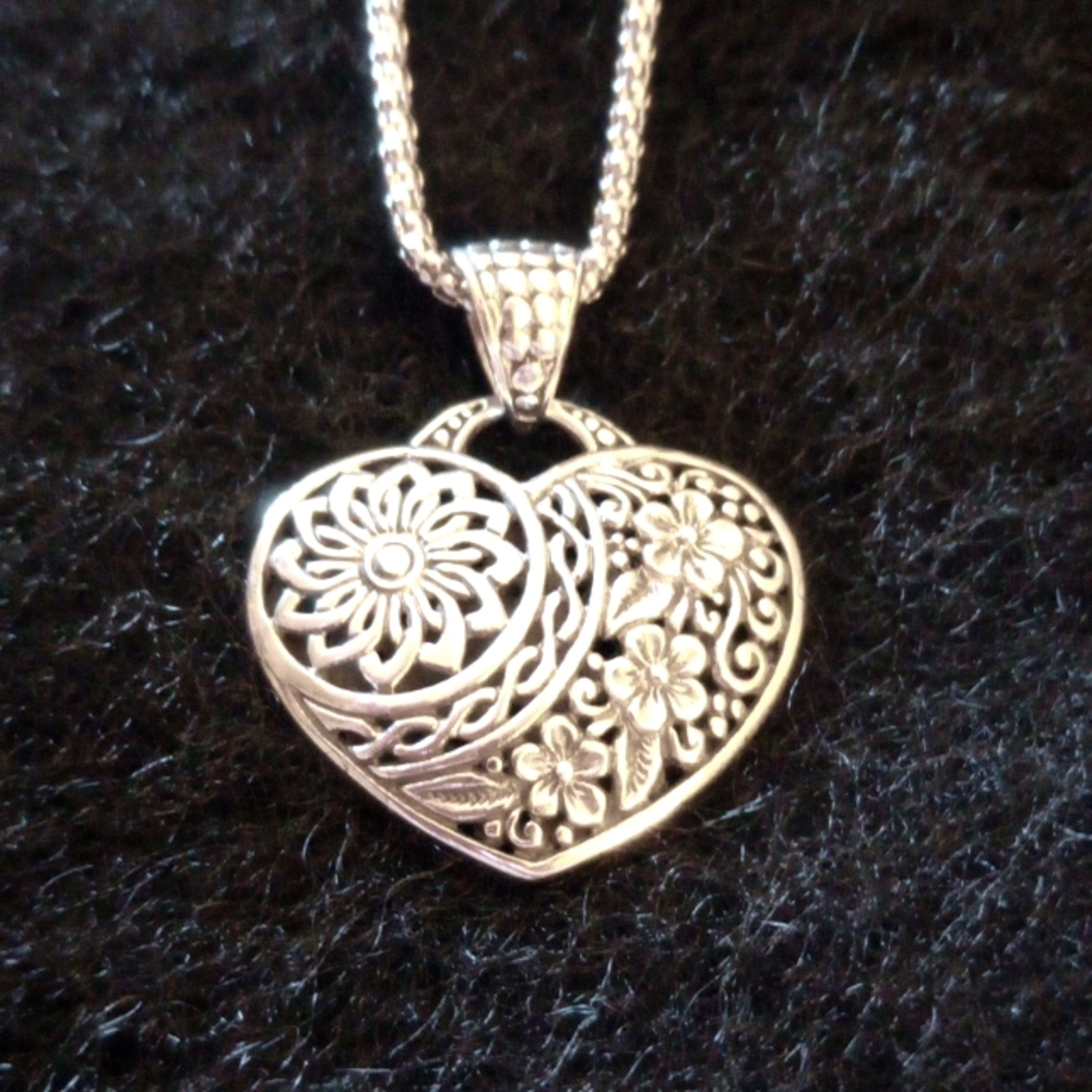 Annika witt heart pendent